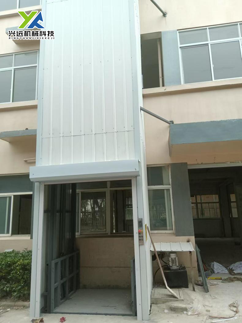 彩鋼瓦外封廠房貨物提升機(jī)